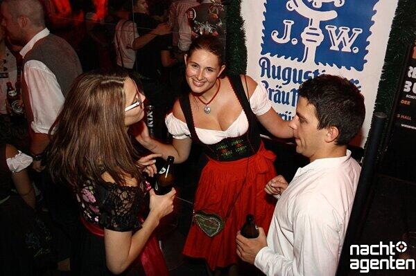 Viele Partygänger im Wiesn Outfit- Beim Heimatabend im 8Below - mehr Bilder gibt's auf www.nachtagenten.de. 
.de/gallery/flying-tuesa