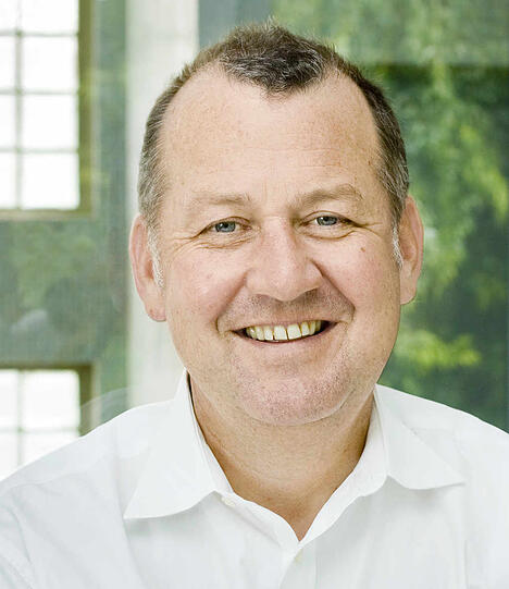 Interview mit Stefan Behnisch. Der 63-Jährige ist der Sohn von Olympiapark-Erbauer Günter Behnisch und ebenfalls Architekt. Er hat Büros in München, Stuttgart, Boston und Los Angeles und mehr als 100 Mitarbeiter.