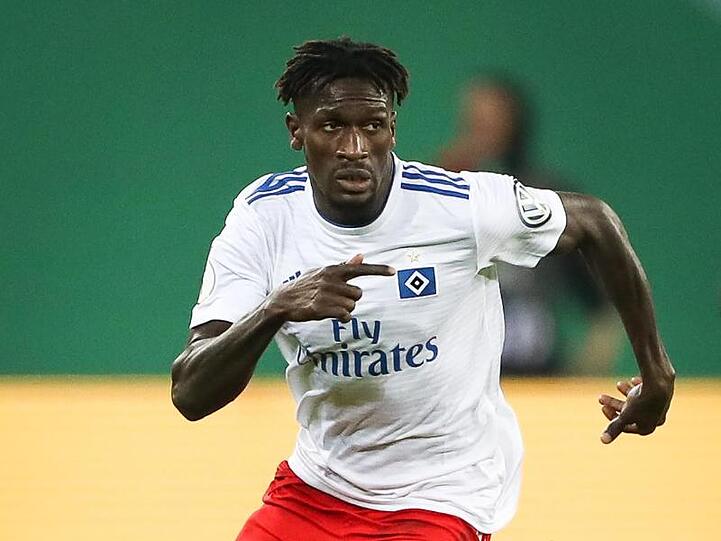 Hamburgs Bakery Jatta spielt den Ball. Foto: Christian Charisius/Archivbild