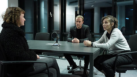 Rubin (r., Meret Becker) und Karow (Mark Waschke) versuchen aus Julia (Milena Kaltenbach) herauszubekommen, was in der Tatnacht passierte.