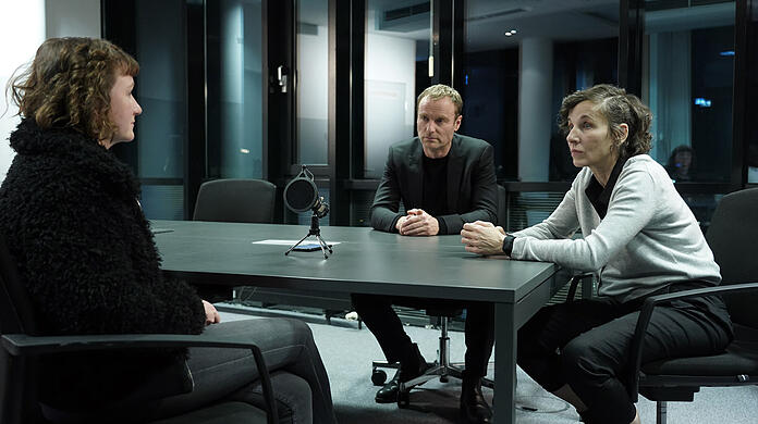 Rubin (r., Meret Becker) und Karow (Mark Waschke) versuchen aus Julia (Milena Kaltenbach) herauszubekommen, was in der Tatnacht passierte.