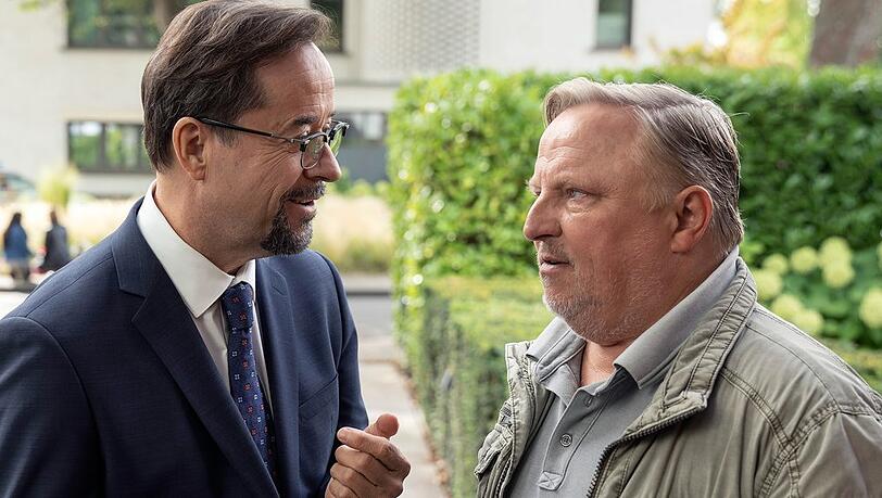 "Tatort: MagicMom": Boerne (l.) und Thiel versuchen mit der Nachbarin einer Getöteten zu sprechen.