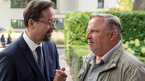 "Tatort: MagicMom": Boerne (l.) und Thiel versuchen mit der Nachbarin einer Getöteten zu sprechen.