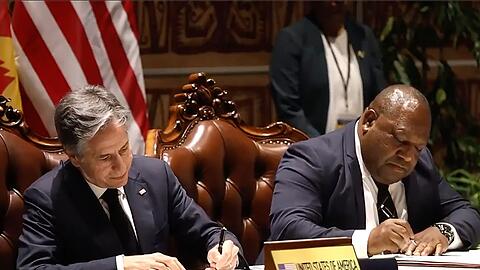 US-Außenminister Antony Blinken (l) und Premierminister James Marape unterzeichnen die Verteidigungskooperation.