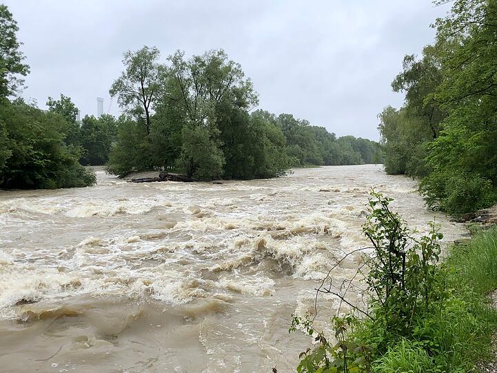 Die Kiesbänke am Flaucher sind komplett überlaufen. Wo sich sonst Münchner erholen, ist jetzt nur reißendes Wasser.