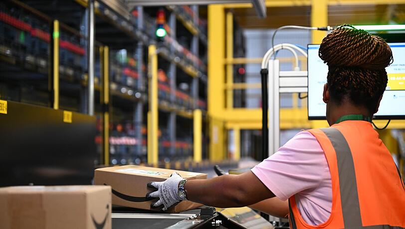 Eine Amazon-Mitarbeiterin an einem Standort des US-Logistikers in Dortmund - ein Job von 40.000 in Deutschland, Tendenz steigend.