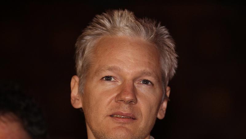 Julian Assange nach seiner vorläufigen Freilassung Julian Assange nach seiner vorläufigen Freilassung