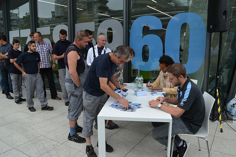 Nach der Bustour, gab es noch eine Autogrammstunde für die Mitarbeiter bei MAN.