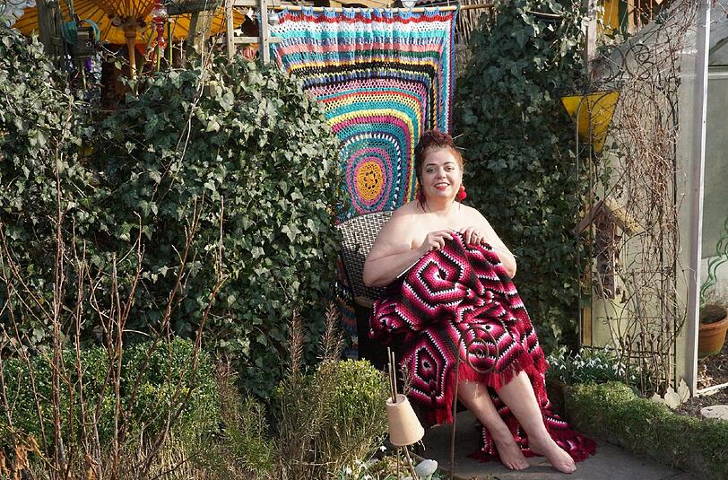&bdquo;Ich finde, ein Leben ist für einen Beruf ist zu langweilig&ldquo;: Aktuell ist Petra Perle, hier in ihrem Münchner Schrebergarten, Sachbuchautorin in Sachen Handarbeit. Ab Donnerstag gibt sie Workshops in ihrem Laden.