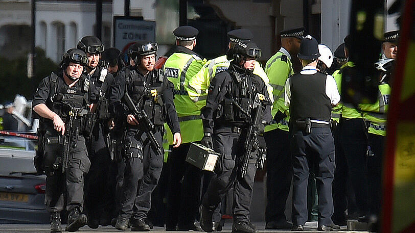 Terror-Alarm in London: In einer U-Bahn kam es zu einer Explosion, die Polizei ist mit einem Riesen-Aufgebot vor Ort. Die Bilder.