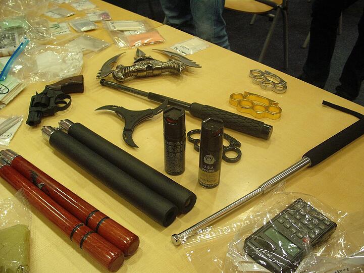 Als die Polizisten die Wohnungstür öffnen, finden sie jede Menge Waffen vor. (Archivbild)