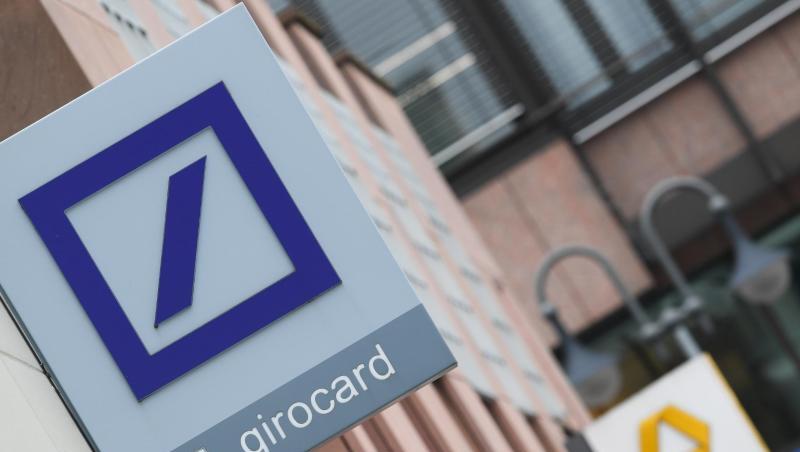 Die Logos von Deutscher Bank (L) und Commerzbank an den Fassaden zweier nebeneinander liegender Filialen. Die Logos von Deutscher Bank (L) und Commerzbank an den Fassaden zweier nebeneinander liegender Filialen.