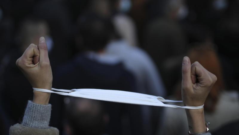 Keine Handschellen am Handgelenk: Die strengen Corona-Regeln in Frankreich werden wieder etwas gelockert. Keine Handschellen am Handgelenk: Die strengen Corona-Regeln in Frankreich werden wieder etwas gelockert.
