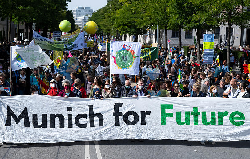 Zahlreiche Menschen nehmen an einer Demonstration zum globalen Klimastreik teil und halten verschiedene Plakate in den Händen. Sie folgen dem Aufruf der Bewegung "Fridays for Future". Die Teilnehmer fordern unter anderem eine Abkehr von fossilen Brennstoffen.