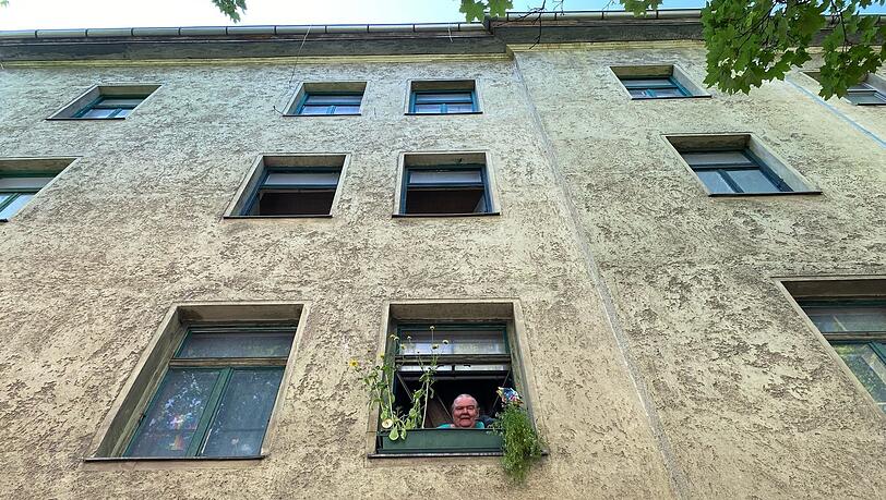 Nur aus einem der vielen Fenster an der Occamstraße 1 hat in den letzten Jahren noch jemand herausgeschaut: der letzte Mieter Burkhard Stolla. Er könnte weiter im Haus wohnen bleiben, wird aber wohl doch bald umziehen. Nur aus einem der vielen Fenster an der Occamstraße 1 hat in den letzten Jahren noch jemand herausgeschaut: der letzte Mieter Burkhard Stolla. Er könnte weiter im Haus wohnen bleiben, wird aber wohl doch bald umziehen.
