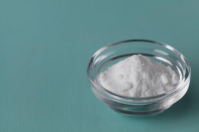 Ein sehr beliebtes Hausmittel bei der Geruchsbek&auml;mpfung ist auch Backpulver. Kippen Sie einfach ein paar Beutel der Zutat in ein Sch&uuml;sselchen und stellen Sie dieses im Raum auf. Das Pulver absorbiert dann unangenehme Ger&uuml;che. Dieselbe Wirkung hat Natron. Der Vorteil dieser beiden Hausmittel: Man kann sie lange stehen lassen, ohne dass sie ausgetauscht werden m&uuml;ssen.