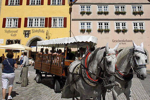 Auf dieses Bild werden Touristen künftig verzichten müssen: Eine Pferkutsche fährt durch die Rothenburger Altstadt.