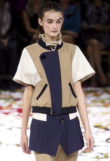 Fashion Week Paris - eine Kreation Gaspard Yurkievichs für Frühnling/Sommer 2012.