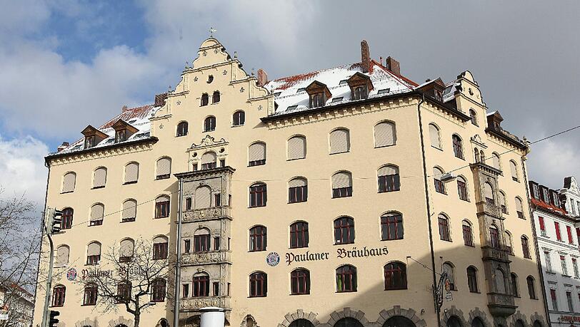 Statt der Bier- und Schweinsbratenpreise ist im Schaukasten vor dem &bdquo;Paulaner Bräuhaus&ldquo; derzeit bloß zu lesen: &bdquo;Wir bauen für Sie um!&ldquo;