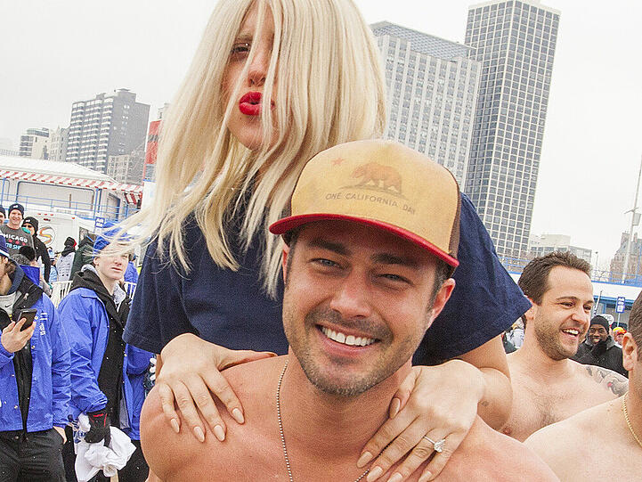 Taylor Kinney nahm Lady Gaga Huckepack und stürzte sich in die eiskalten Fluten des Lake Michigan
