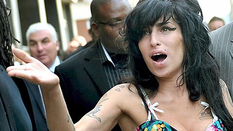 Amy Winehouses Mutter hält es für möglich, dass ihre Tochter unter dem Tourette-Syndrom litt.