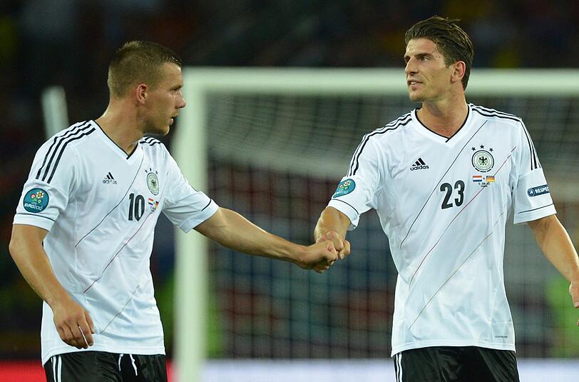 Zwei, die oft in der Kritik stehen, zwei, die schon fast abgeschrieben waren: Die Stürmer Mario Gomez (r.) und Lukas Podolski könnten bei der Mission EM-Triumph wichtige Rollen spielen.