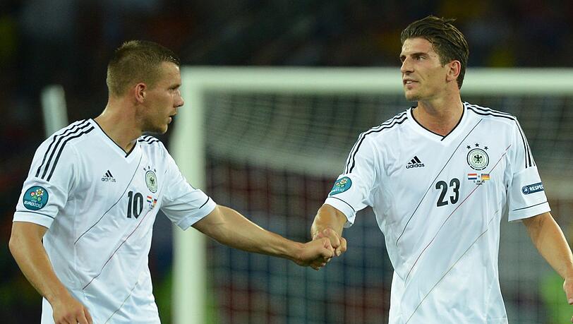 Zwei, die oft in der Kritik stehen, zwei, die schon fast abgeschrieben waren: Die Stürmer Mario Gomez (r.) und Lukas Podolski könnten bei der Mission EM-Triumph wichtige Rollen spielen. Zwei, die oft in der Kritik stehen, zwei, die schon fast abgeschrieben waren: Die Stürmer Mario Gomez (r.) und Lukas Podolski könnten bei der Mission EM-Triumph wichtige Rollen spielen.