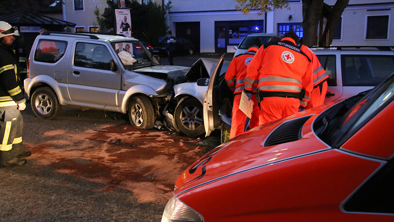 Der Mann krachte mit seinem Suzuki frontal in den VW. Alle drei Beteiligten wurden verletzt. Die Bilder vom Unfallort in Schwindegg.