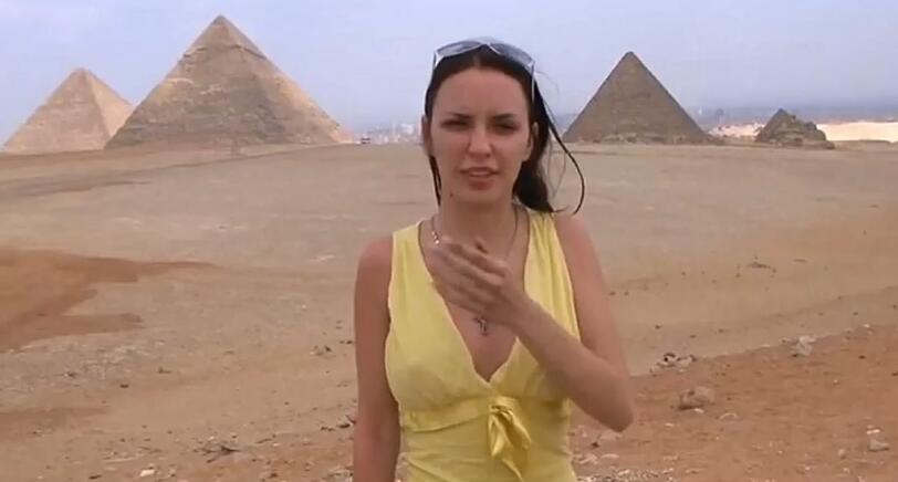 Der russische Porno-Star Aureta hat bei den berühmten Pyramiden von Gizeh einen Sex-Film gedreht. Die ägyptischen Behörden ermitteln.