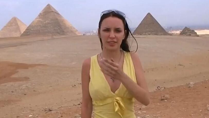 Der russische Porno-Star Aureta hat bei den berühmten Pyramiden von Gizeh einen Sex-Film gedreht. Die ägyptischen Behörden ermitteln.