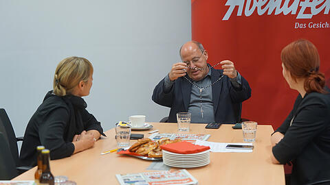 Gregor Gysi (Linke) zeigt im Gespräch mit AZ-Politikchefin Natalie Kettinger (l.) und AZ-Redakteurin Lisa Marie Albrecht einen Rosenkranz, den ihm Papst Franziskus
geschenkt hat.