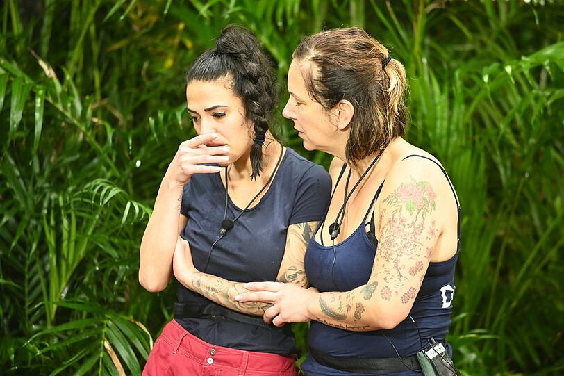 Vorfreude sieht anders aus! Danni Büchner (r.) und Elena Miras müssen gemeinsam zur Dschungelprüfung "Verlies Navidad" antreten.