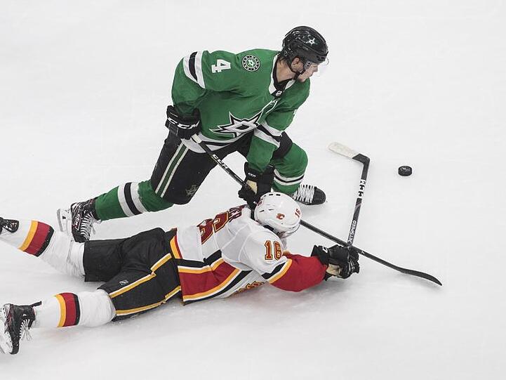 Tobias Rieder (vorne) von den Calgary Flames gegen Miro Heiskanen von den Dallas Stars.