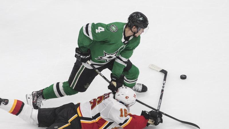 Tobias Rieder (vorne) von den Calgary Flames gegen Miro Heiskanen von den Dallas Stars. Tobias Rieder (vorne) von den Calgary Flames gegen Miro Heiskanen von den Dallas Stars.