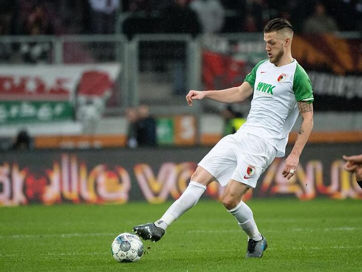 Jeffrey Gouweleeuw von Augsburg spielt den Ball. Foto: Matthias Balk/dpa/Archivbild