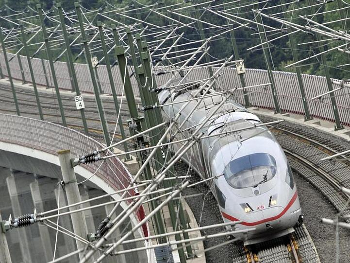 Ein ICE auf der Hochgeschwindigkeitstrecke bei Neuwied. Die Bahn will weitere Strecken für besonders schnelle Zugfahrten ausbauen.
