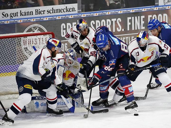 Im DEL-Finale zwischen Adler Mannheim und EHC München wird heftig um den Puck gekämpft.