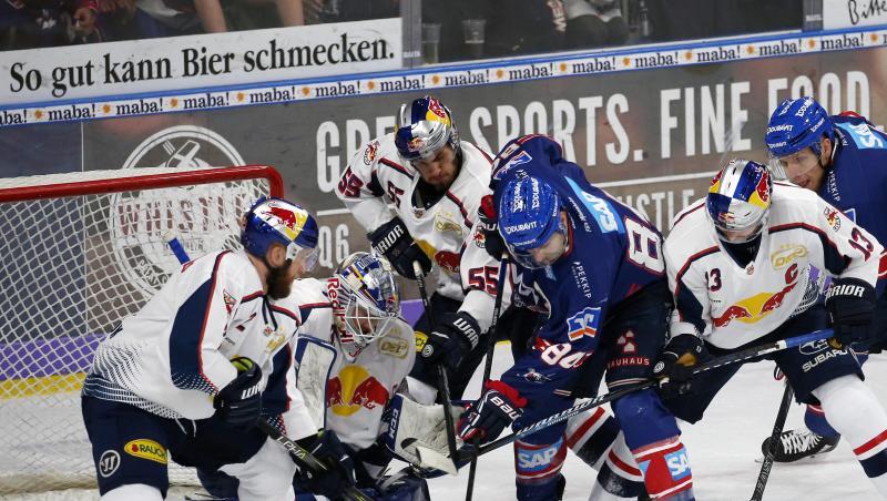 Im DEL-Finale zwischen Adler Mannheim und EHC München wird heftig um den Puck gekämpft. Im DEL-Finale zwischen Adler Mannheim und EHC München wird heftig um den Puck gekämpft.