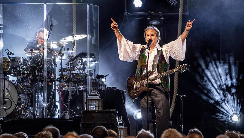 "Ich habe Konzerte in 140 Nationen auf der Welt gegeben. Musik und Fußball - als beliebteste Sportart der Welt - sind wunderbare Arten, die Menschen glücklich zu machen", sagt der legendäre irische Musiker Chris de Burgh, der mit über 45 Millionen verkauften Alben einer der absoluten Pop-Superstars auf diesem Planeten ist. "Ich habe Konzerte in 140 Nationen auf der Welt gegeben. Musik und Fußball - als beliebteste Sportart der Welt - sind wunderbare Arten, die Menschen glücklich zu machen", sagt der legendäre irische Musiker Chris de Burgh, der mit über 45 Millionen verkauften Alben einer der absoluten Pop-Superstars auf diesem Planeten ist.
