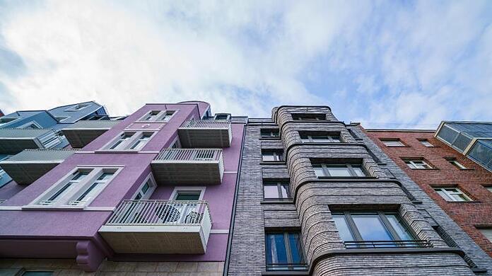 Die Fassade eines neuen Mietobjekts ragt in den Himmel.