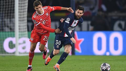Stehen sich bald erneut auf dem Platz gegenüber: Lionel Messi (r.) im Zweikampf mit Thomas Müller - damals noch beim FC Bayern München bzw. Paris Saint-Germain unter Vertrag.