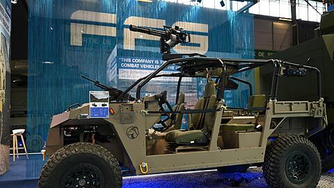 FFG-Messestand bei der Waffenmesse Eurosatory im Juni, hier ist ein Milit&auml;rjeep zu sehen. (Archivbild)