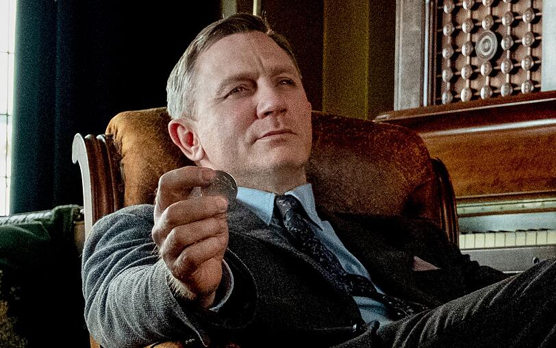Cooler als 007: Daniel Craig treibt als knorriger Privatdetektiv Benoît Blanc die Familie des Toten vor sich her. Cooler als 007: Daniel Craig treibt als knorriger Privatdetektiv Benoît Blanc die Familie des Toten vor sich her.