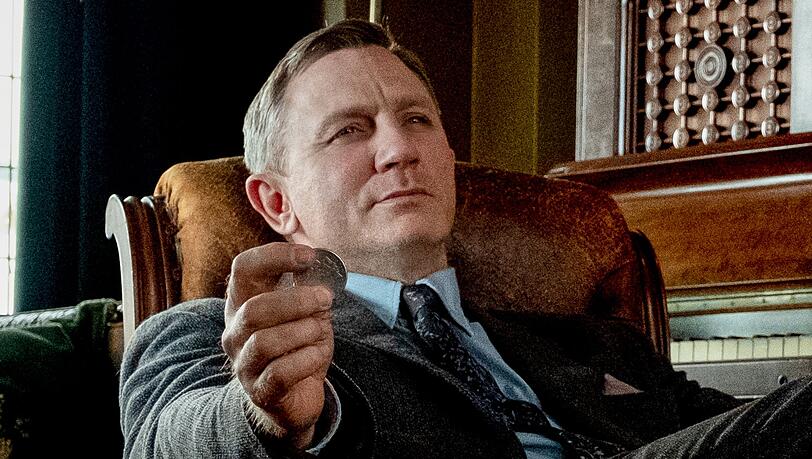 Cooler als 007: Daniel Craig treibt als knorriger Privatdetektiv Benoît Blanc die Familie des Toten vor sich her. Cooler als 007: Daniel Craig treibt als knorriger Privatdetektiv Benoît Blanc die Familie des Toten vor sich her.
