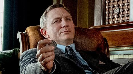 Cooler als 007: Daniel Craig treibt als knorriger Privatdetektiv Beno&icirc;t Blanc die Familie des Toten vor sich her.