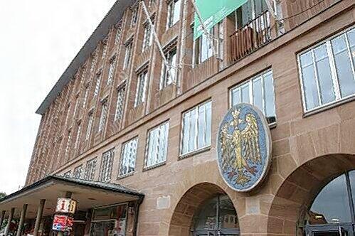 Die Demonstranten drangen in eines der Büros im ersten Stock links vonm Stadtwappen ein.