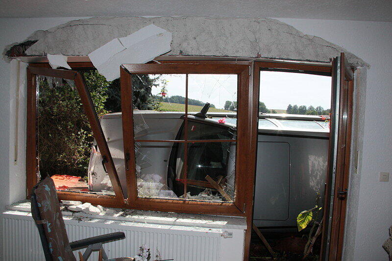 Mühldorf am Inn: Hier fliegt ein Mercedes gegen ein Haus - Bilder - Abendzeitung München