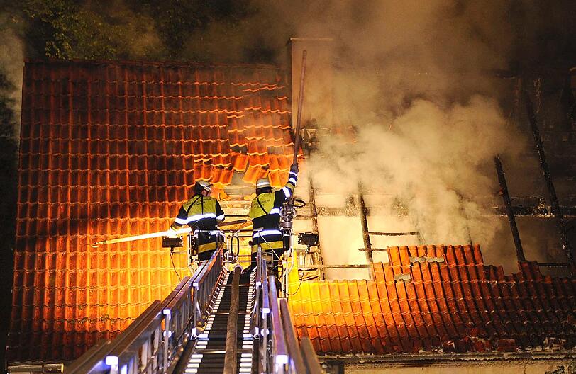 Anfang Juli steht ein Einfamilienhaus in der Menzinger Straße in Nymphenburg komplett in Flammen. Das Glück ist: es handelt sich um ein leerstehendes Abbruchhaus. Knapp drei Stunden dauert es, bis die 40 Einsatzkräfte das Feuer löschen. Verletzt wird niemand.