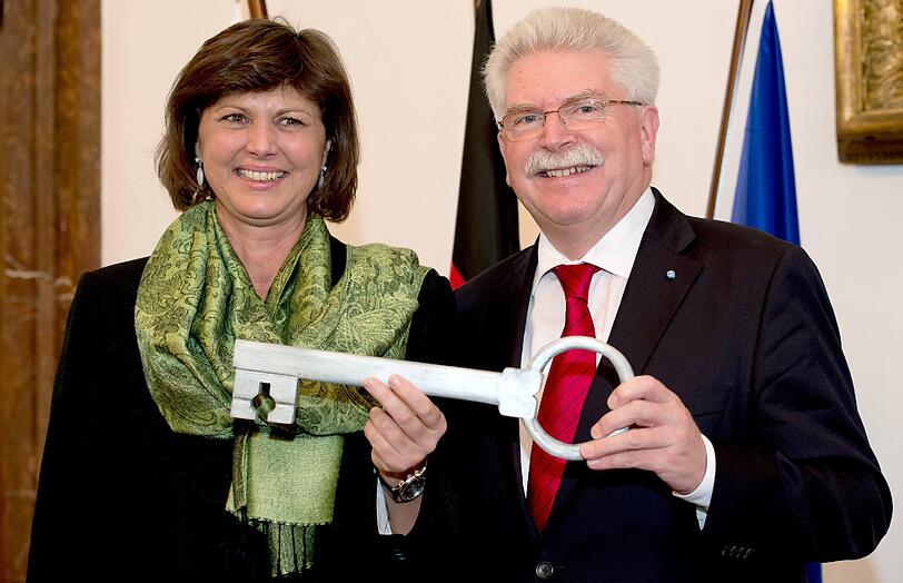 Der scheidende bayerische Wirtschaftsminister Martin Zeil (FDP) übergibt im bayerischen Staatsministerium für Wirtschaft symbolisch einen Schlüssel an seine Nachfolgerin, Ilse Aigner.