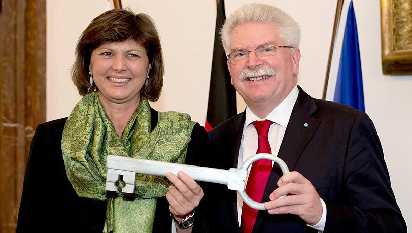 Der scheidende bayerische Wirtschaftsminister Martin Zeil (FDP) übergibt im bayerischen Staatsministerium für Wirtschaft symbolisch einen Schlüssel an seine Nachfolgerin, Ilse Aigner. Der scheidende bayerische Wirtschaftsminister Martin Zeil (FDP) übergibt im bayerischen Staatsministerium für Wirtschaft symbolisch einen Schlüssel an seine Nachfolgerin, Ilse Aigner.